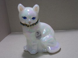 Vintage Fenton Sitting Cat w/ Necklace White Iridescent  - £25.15 GBP