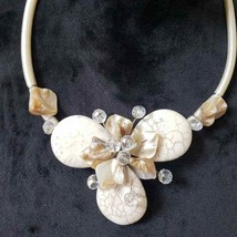 Women&#39;s Tan Marbled Style Pearl Flower Round Beaded Necklace - £22.02 GBP