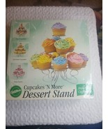 Wilton Cupcakes &#39;N More Dessert Stand. Holds 13 Cupcakes Display Stand - $464.04 MXN