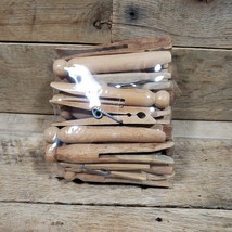 Vintage Lot Of 25 Wooden Clothes Pins 1950&#39;s/60&#39;s Crafts Wire - £6.31 GBP