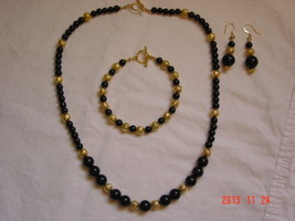 Sophisticated Gold Filigree and Black Glass Necklace &amp; Earring Set - £15.74 GBP