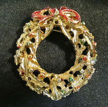 Vintage Enamel &amp; Gold Tone Christmas Wreath Brooch Pin Unsigned Holiday ... - $14.00