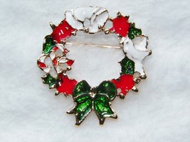 Xmas In JULY!1 Gold Enamel Christmas Wreath Pin Brooch 1 1/2&quot; Reduced!! - £5.41 GBP