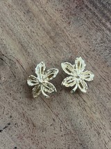 Vintage 1968 Sarah Coventry &quot;IVY&quot; Gold Tone Clip Leaf Earrings - $223.42 MXN