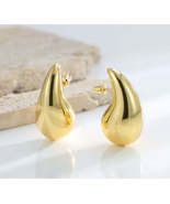 Large, gold-plated drop-shaped earrings. / Pendientes en forma de gota g... - $16.00