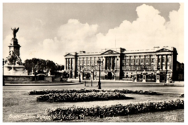 Buckingham Palace and Victoria Memorial London England Black And White Postcard - £7.08 GBP