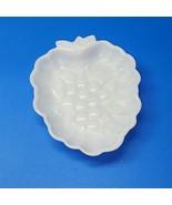 Vintage Hazel Atlas Milk Glass Grape Shaped Candy Nut Snack Dessert Dish... - €6,86 EUR