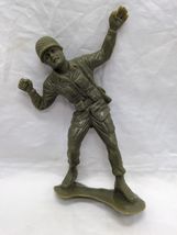 Vintage Soldier Throwing Grenade 5&quot; Plastic Army Men Toy - $10.39
