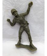 Vintage Soldier Throwing Grenade 5&quot; Plastic Army Men Toy - $189.91 MXN