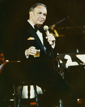Frank Sinatra &#39;ole blue eyes in concert 1980 holding whiskey glass 8x10 ... - £7.66 GBP