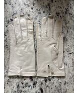 Vintage 1950s/1960s   White  Leather Communion Gloves w/ Pearl Button  S... - €17,00 EUR
