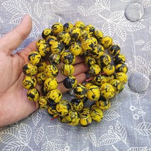 Vintage yellow vene beads unique pattern glass beaded strand necklace - $876.38 MXN