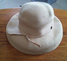 000 Women&#39;s Beige Woven Hat wit John Deere Pin Emblem on Side - $239.60 MXN