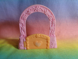 2007 Hasbro Playset Pink Plastic Replacement Arch w/ Gate Part - £3.89 GBP