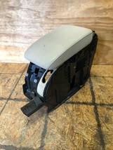 1Q0 864 251 E Center Console Arm Rest From 2010 Volkswagen EOS - £31.62 GBP
