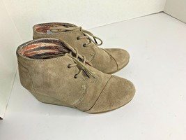Toms Womens Sz 7 ankle boot wedge shoes tan lace tie up  - $24.75