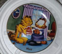 The Danbury Mint Garfield Jim Davis Calendar Plate May 6 Inch Collectible - $278.40 MXN