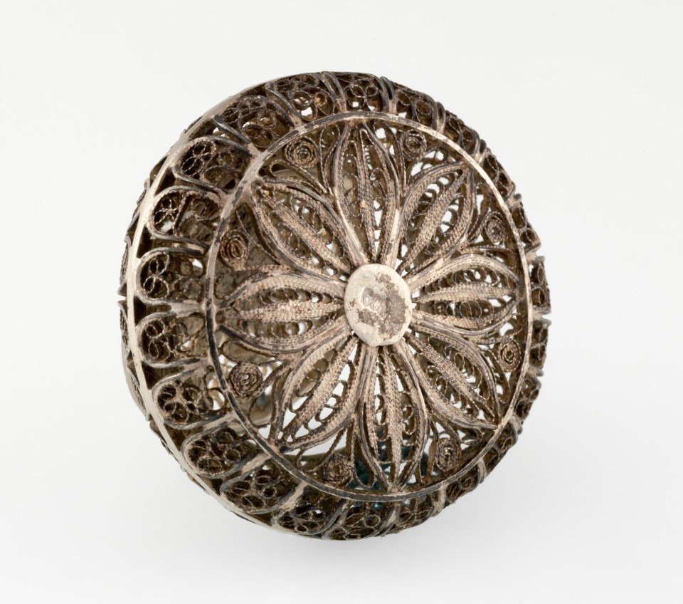 Silver Filigree Antique Sunflower Pill Box-
show original title
Original Tex... Item image 3