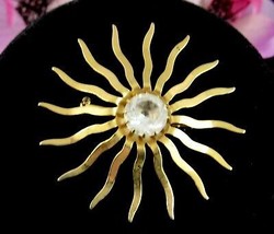 Sarah Coventry Fascination Sunburst Pin Vintage Brooch Big Rhinestone Goldtone - £15.06 GBP