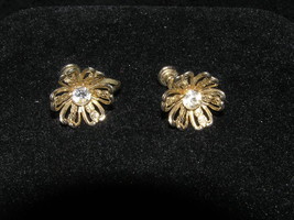 Dainty Vintage Clear Rhinestone Etched Daisy Earrings - £4.64 GBP