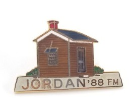 1988 Jordan New York Folksmarch Gold Tone Enamel Pin Souvenir Brown House Shed - £9.83 GBP