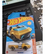 Hot Wheels 2025 Twin Dorado - $260.92 MXN