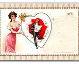 Donna Holding Carta Cuore Valentines Giorno Goffrato Unp DB Cartolina Q22 - £4.06 GBP