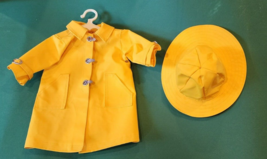 Vintage 1993 Pleasant Company American Girl Doll Molly Yellow Raincoat &amp; Hat - £30.70 GBP
