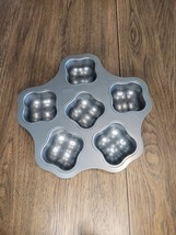 CHICAGO METALLIC Bakeware Mini Cake Mold for Six Cakes - $13.55 CAD