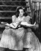 Judy Garland sits on stairs holding statue The Harvey Girls 1946 16x20 poster - £19.65 GBP