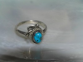 Estate Unmarked Simple Silver Band w Very Blue Small Oval Turquoise Stone Ring - £16.89 GBP