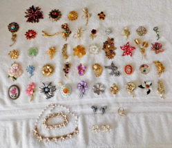 VINTAGE Lot of 50 Mostly Brooches.Also Earrings Necklace Bracelet Ring 14 Signed - £289.06 GBP