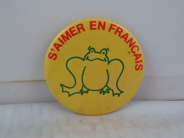 Vintage Novelty Pin - S&#39;aimer En Francais - Celluloid Pin - £11.80 GBP