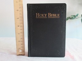 HOLY BIBLE New Catholic Edition 1963 Illustrated Catholic Book Publishin... - £21.20 GBP