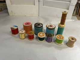 Vintage thread lot mostly wooden spools Lily and others Primitive decora... - £7.81 GBP