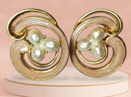 Vintage 80&#39;s 90&#39;s AVON Gold Tone Peach Enamel Faux Pearls Pierced Earrings - £10.45 GBP