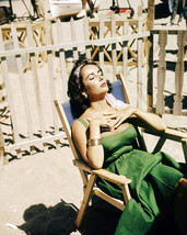 Elizabeth Taylor 8x10 Photo Relaxing on Film Set Director&#39;s Chair - £6.28 GBP