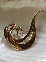 Estate Avon Signed Large Goldtone Swirl Pin Brooch - marked on backside ... - £9.74 GBP