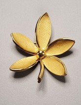 VTG Crown Trifari Flower Brooch Pin textured gold tone leaf brooch - £19.49 GBP