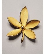 VTG Crown Trifari Flower Brooch Pin textured gold tone leaf brooch - £19.55 GBP