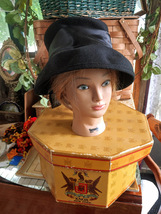 Knox New York Hat Box 1930&#39;s with a bonus unmarked vintage hat - $30.00