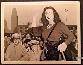 HEDY LAMARR: (HEDY LAMARR CANDID VINTAGE PHOTO 1940,S) RARE CANDID PHOTO - $135.52 CAD