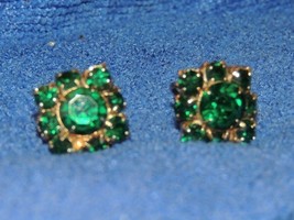 Vintage Earrings 15mm 9 Rhinestone gold tone emerald green crystal screw... - $11.69