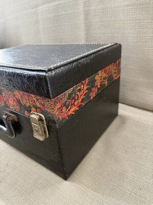 Vintage Sewing Box w/ Brass Accents Includes 1 Tray Stuffed w/notions Item image 3
