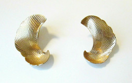 Vtg Signed Avon 1981 SOFT SWEEP Clip On Earrings w Box Gold Tone Textured Wings - £7.83 GBP
