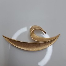 Vintage Crown Trifari Brushed Gold Tone Brooch Pin Signed Swirl 3.5 Inch - £18.11 GBP