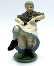 Widda Cafferty Irish Wade Porcelain Figurine William Harper Ireland 6&quot; - £66.83 GBP
