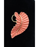 Vtg Ruffled Leaf Pink Enamel Over Gold Tone Metal Brooch by Individualit... - $556.74 MXN