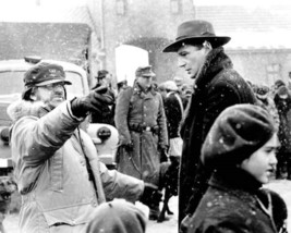 Schindler&#39;s List director Steven Spielberg on location Liam Neeson 8x10 photo - £7.79 GBP