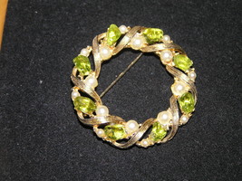 Vintage Ribbon Wrapped Wreath with Alternating Green Stone Nuggets &amp; Faux Pearls - £8.00 GBP